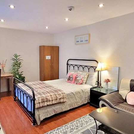 Mainfloor Spacious Room In Τορόντο Εξωτερικό φωτογραφία
